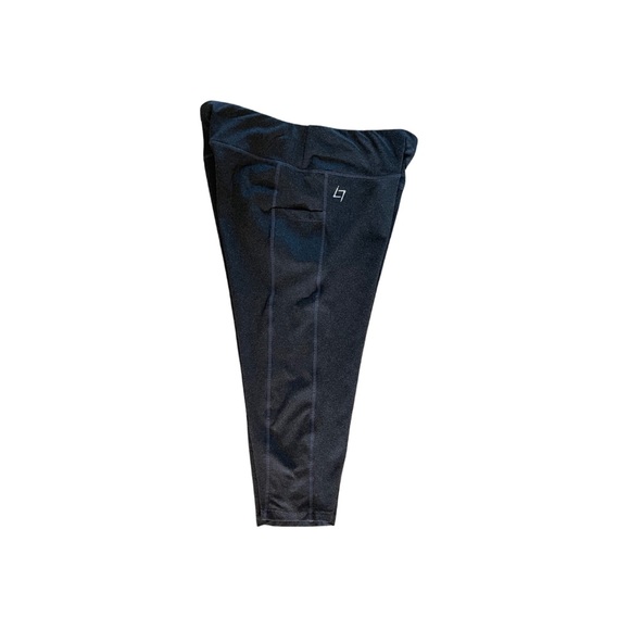 L7 Sport Essentials Women's Capri Leggings with Phone Pocket, Size L - Picture 3 of 4